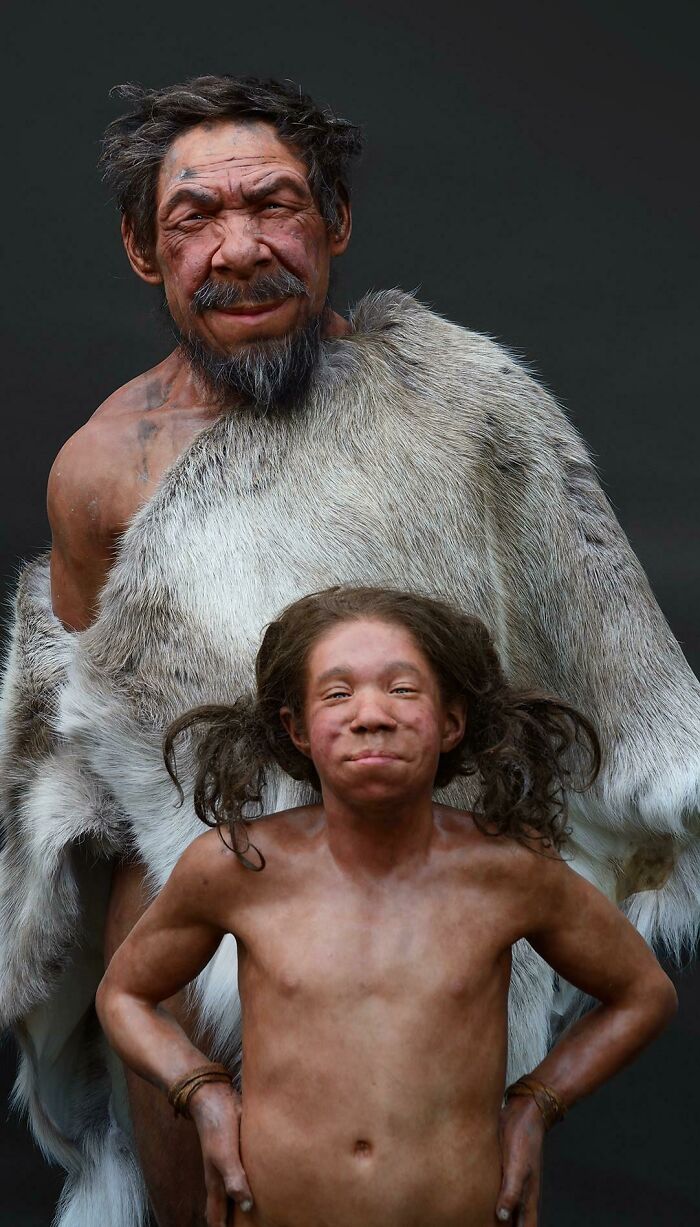 Un padre neandertal con su hijo. Reconstrucción realizada por los hermanos Kennis