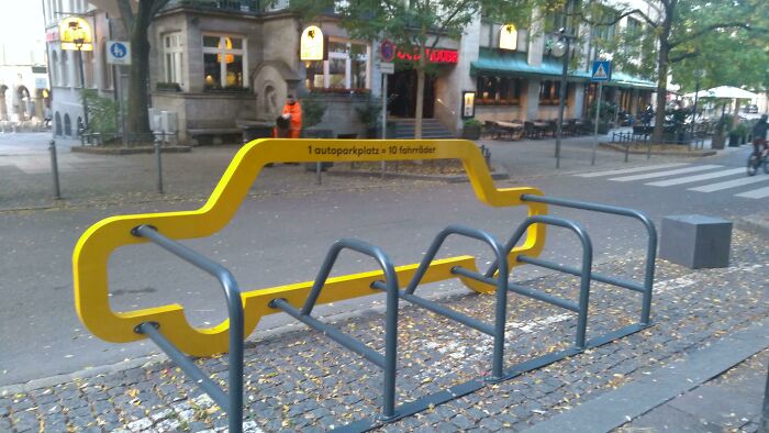 1 espacio de estacionamiento para coches = 10 espacios para bicicletas, descubierto en Stuttgart, el hogar del coche
