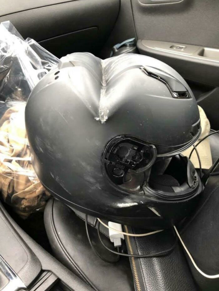 El tipo que llevaba esto sobrevivió (Usen el casco en la moto, niños)