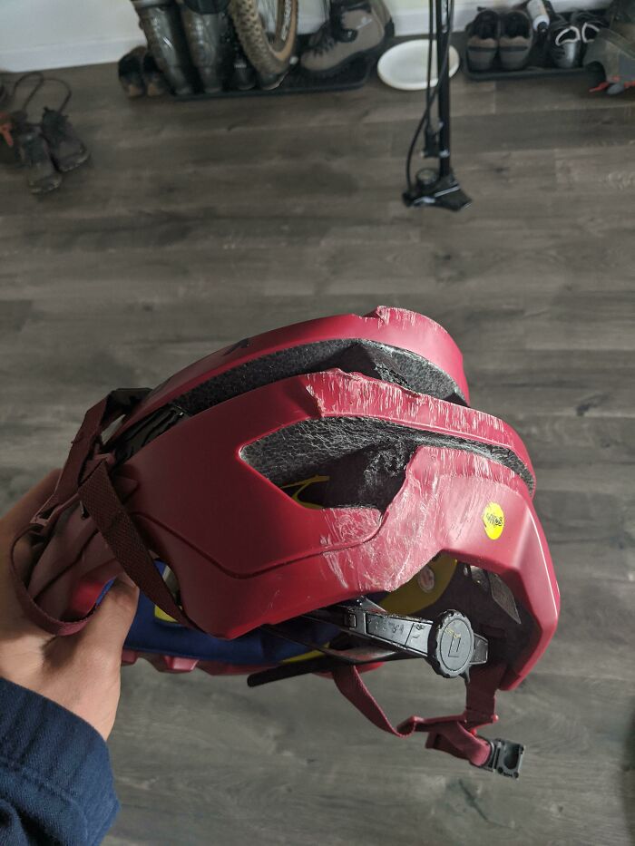 Este es el casco que me salvó la vida