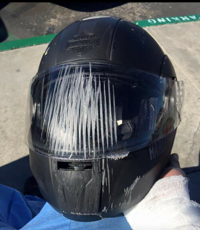Casco de motocicleta después de un accidente