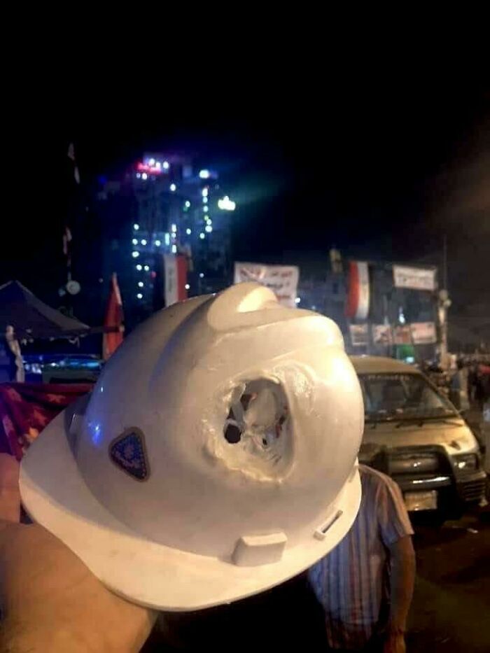 Este casco fue impactado por una granada de gas lacrimógeno durante la protesta en Irak