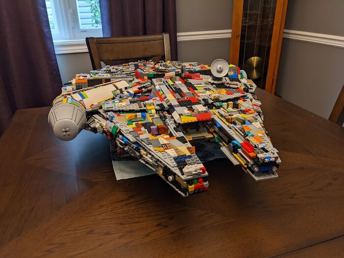 He construido el Halcón Milenario de Lego que cuesta más de 800$ con piezas que ya tenía