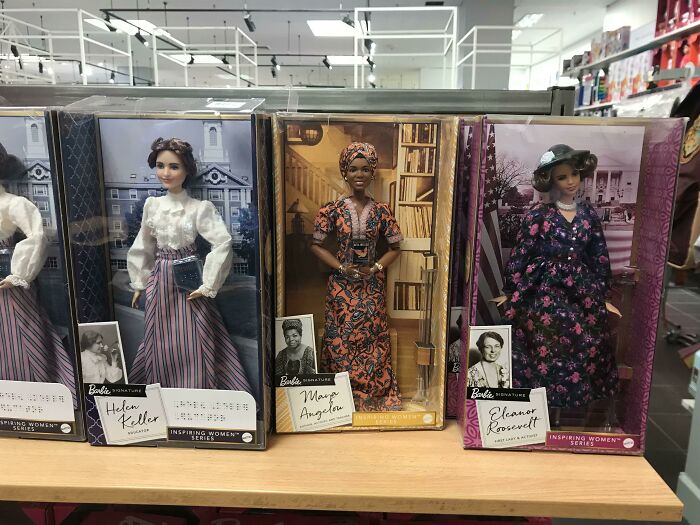 Barbies de Helen Keller, Maya Angelou y Eleanor Roosevelt Barbies. Helen tiene braille en la caja