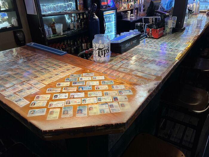Este bar ha decorado su encimera con los carnets falsos de estudiantes que han confiscado