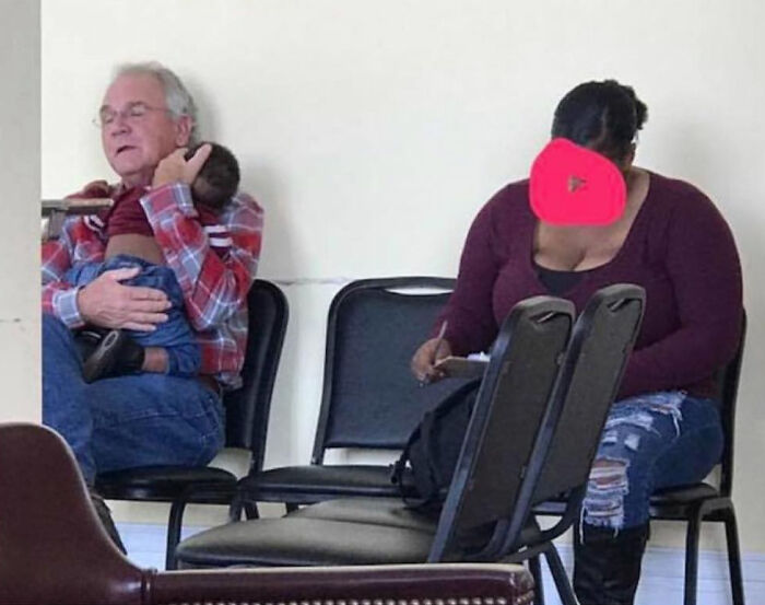 Este hombre se ofreció a sostener al bebé de una mujer mientras ella rellenaba el papeleo en la consulta del médico