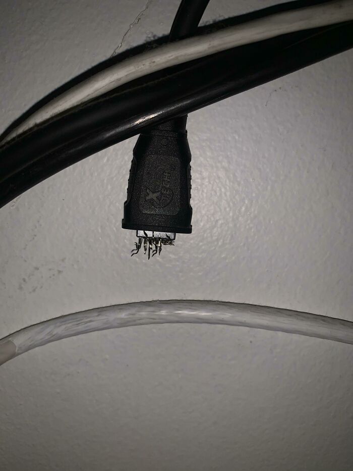 Encontré un extraño y exótico cable en la parte trasera del televisor de mi abuela