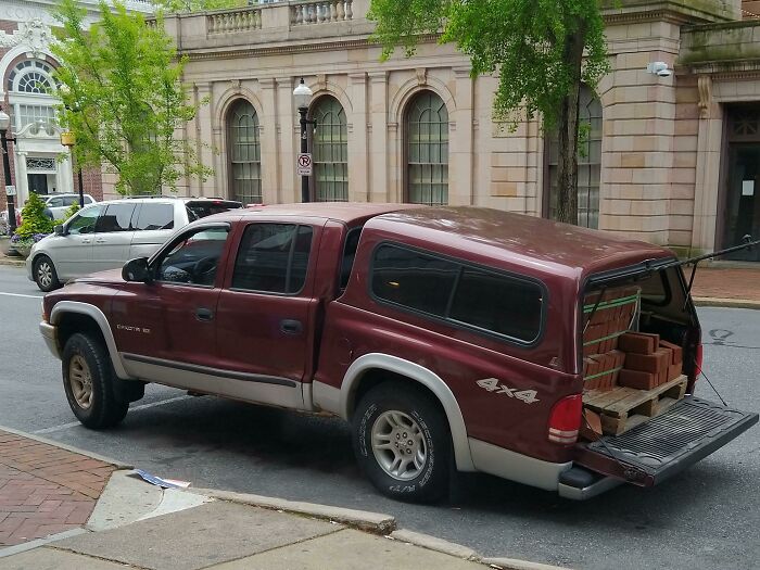 Al menos la carga estaba asegurada para cuando la caja de la camioneta se desprenda por completo