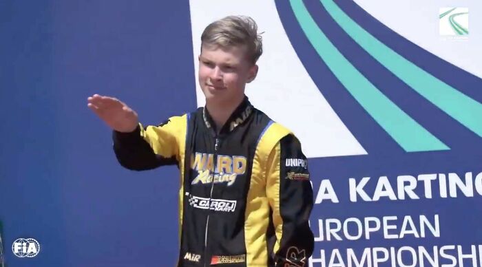 Un piloto de carreras ruso, que tuvo que participar bajo la bandera italiana debido a unas sanciones, hizo un saludo nazi en el podio. Hoy, su contrato fue rescindido por el equipo
