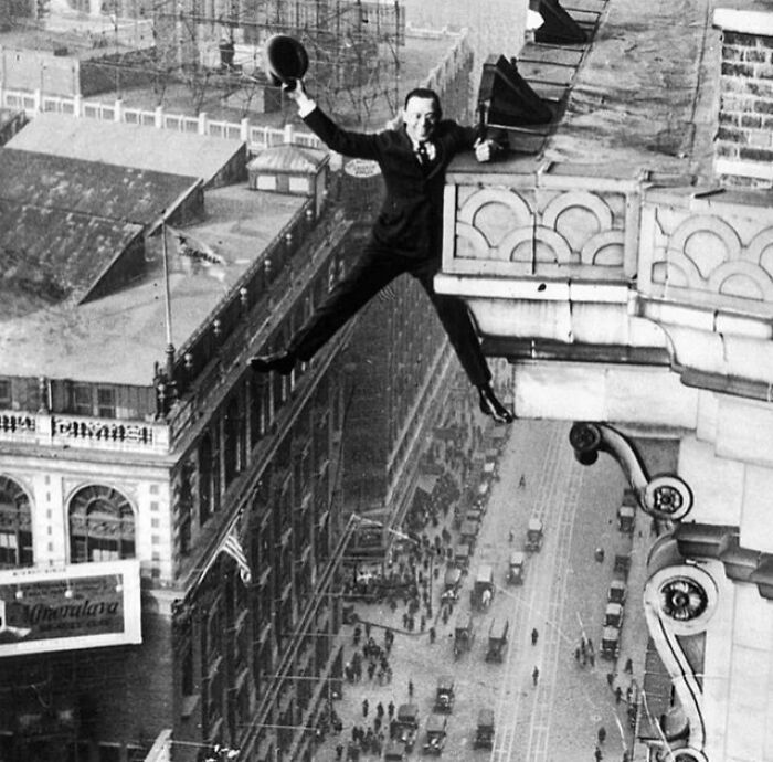 "Human Fly" Harry Gardiner Hanging From The 24th Floor Of The Hotel Mcalpin On Broadway In 1922. He Was Famous For Climbing Buildings Wearing His Ordinary Street Clothes And Using No Other Special Equipment