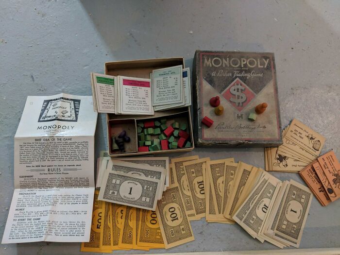Encontré un viejo juego de Monopoly en la pared mi casa construida en 1925