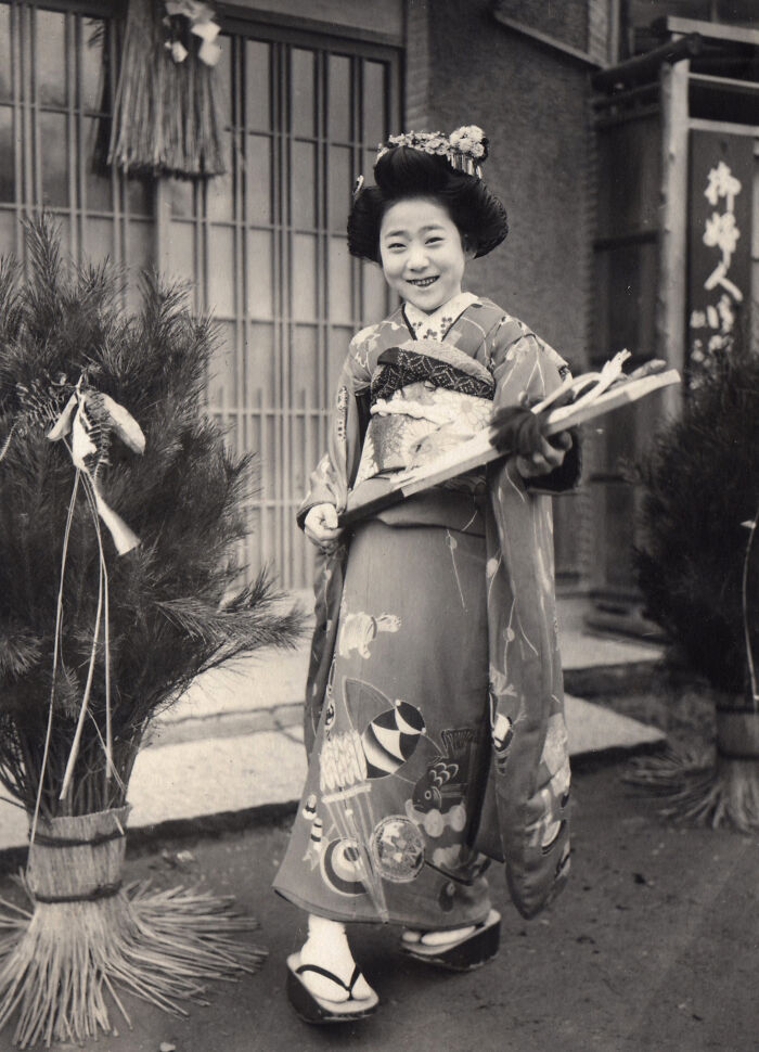 Una chica sonriente con kimono el día de Año Nuevo. Japón, 1914
