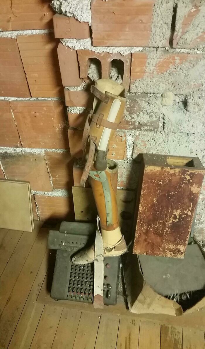 While Renovating My Grandma's House, I Found The Prosthetic Leg Of My Great Grandfather In The Attic