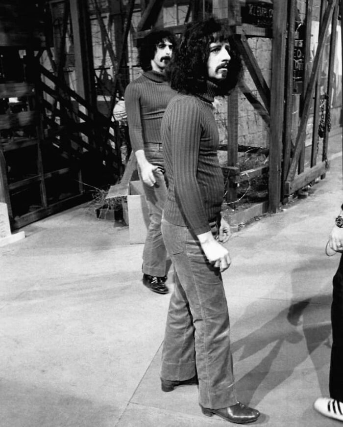 Frank Zappa en el fondo. Ringo Starr, interpretando a Frank Zappa, en primer plano. De la película "200 Moteles" (1971) escrita y dirigida por Frank Zappa y Tony Palmer