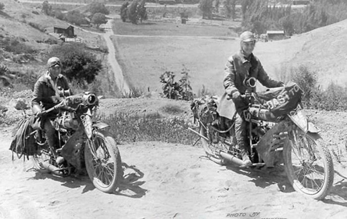 En 1916, las hermanas Adeline y Augusta Van Buren se convirtieron en las primeras mujeres en viajar a través de los Estados Unidos en dos motocicletas en solitario. ¡¡¡Lo consiguieron a pesar de ser detenidas con frecuencia por llevar pantalones!!!