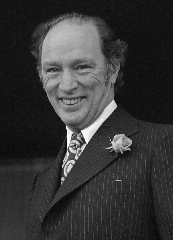 800px-Pierre_Trudeau_1975-62bea99aa6e13.jpg