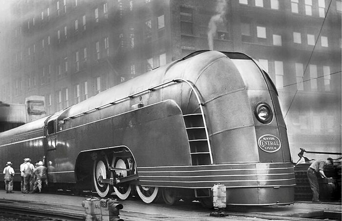 Uno de los trenes más bellos jamás fabricados, el 'Mercury Streamliner', diseñado en estilo Art Deco por Henry Dreyfuss para el New York Central Railroad. Aquí hay uno fotografiado en Chicago en 1936