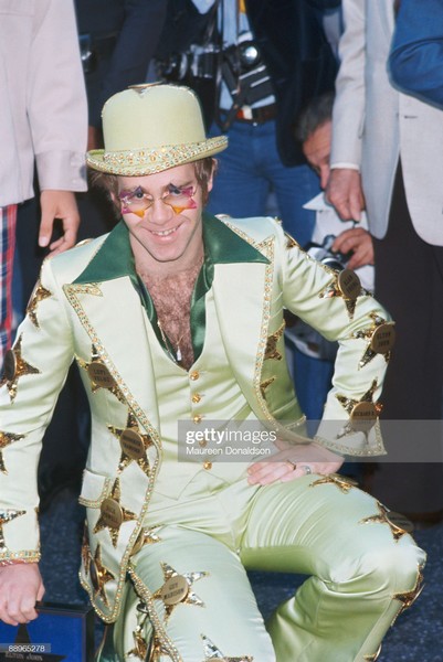 Elton-John-getting-a-star-on-the-Hollywood-Walk-of-Fame-1975-62d5a03dd7afa.jpg