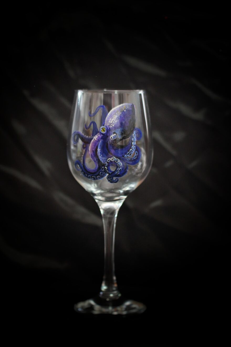 "Weird Wine" My Realistic Octopus Glass Paintings (17 Pics) "Weird Wine" My Realistic Octopus Glass Paintings (17 Pics)