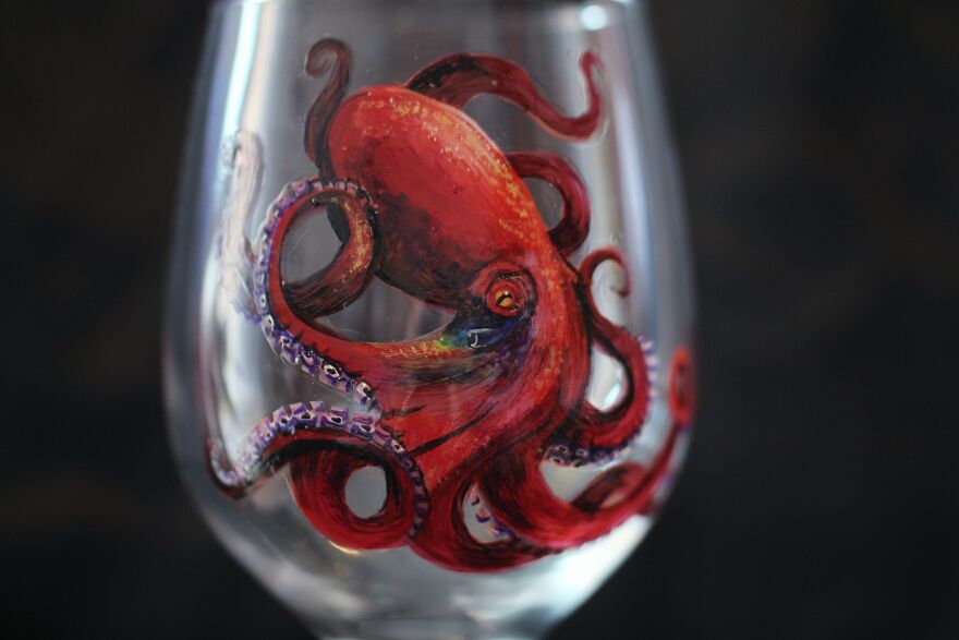 "Weird Wine" My Realistic Octopus Glass Paintings (17 Pics) "Weird Wine" My Realistic Octopus Glass Paintings (17 Pics)