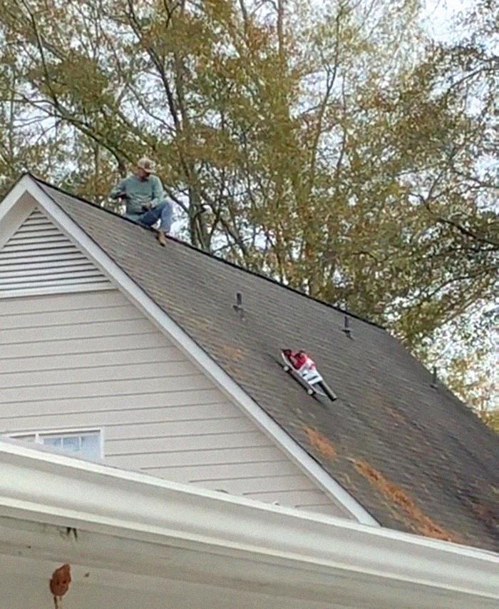 Mi vecino utiliza un soplador pegado a un monopatín con una cuerda para limpiar el tejado