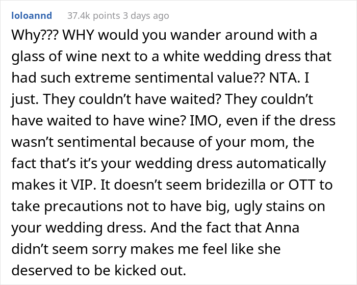 Bride Wanted To Wear Her Mom's Wedding Gown To Her Own Wedding, Bridesmaid "Accidentally" Spilled Wine On It Bride Wanted To Wear Her Mom's Wedding Gown To Her Own Wedding, Bridesmaid "Accidentally" Spilled Wine On It