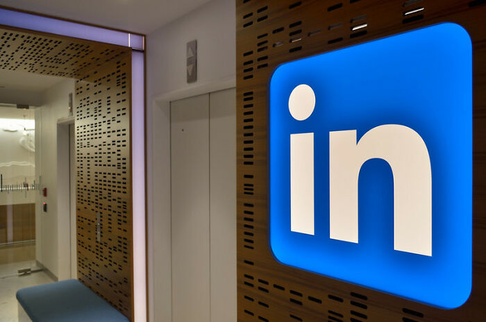 LinkedIn Dissed ‘Little Miss’ For Not Applying If There Is A Cover Letter Requirement And Twitter Users Respond