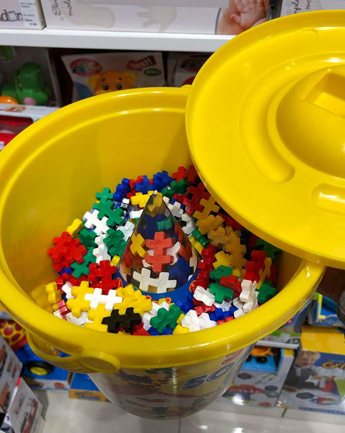 To Make This Bucket Of Constructor Set Look Full, They Put A Paper Cone Inside With Some Constructor Pieces Printed On It To Make It Less Noticeable