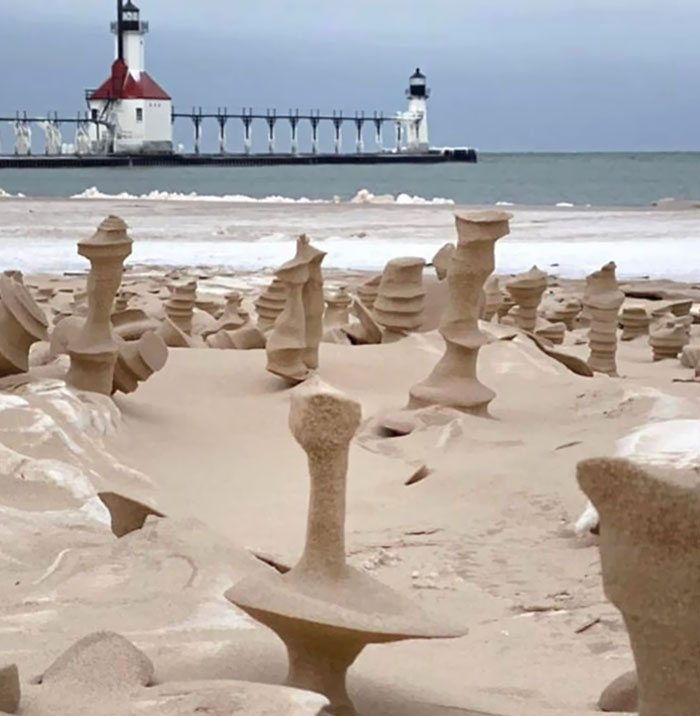 Estas esculturas de arena se forman por los fuertes vientos que erosionan la arena congelada