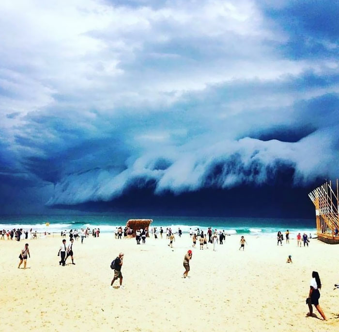 Estas nubes parecen una ola gigante a punto de arrasar la playa