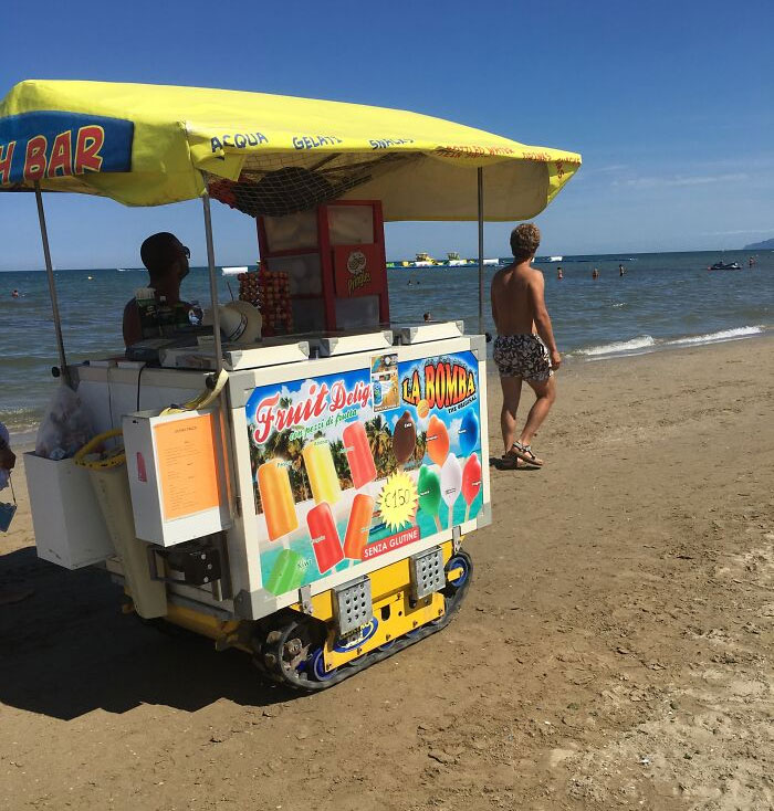 Este vendedor móvil de la playa tiene bandas de rodadura de tanque en su carrito