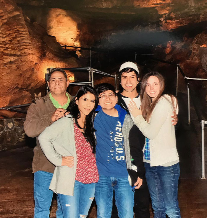 Tomamos esta foto en las cuevas de Branson, Missouri, hace más de 2 años. Nunca nos dimos cuenta de nuestro invitado inesperado hasta ahora