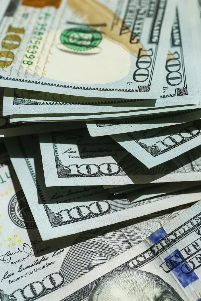 "El dinero habla, la riqueza susurra": 20 Detalles que dicen a gritos "soy rico"