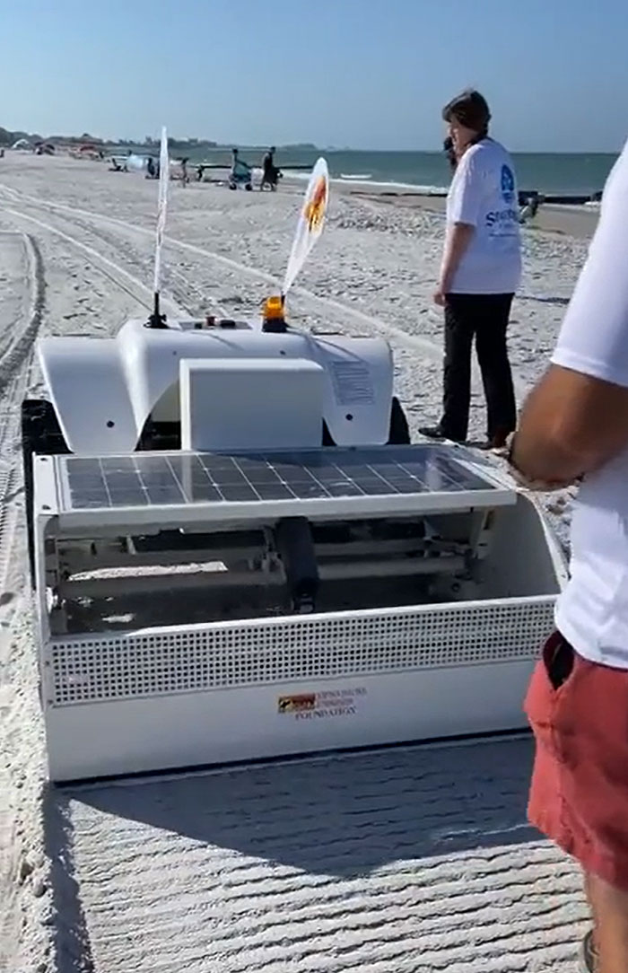 Robot limpiador de playas, diseñado para recoger pequeños residuos y basura escondidos bajo la arena
