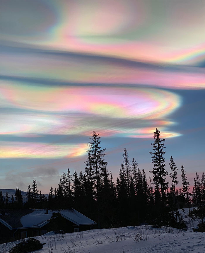 Este es un fenómeno raro llamado nubes nacaradas. Se forman en lo alto de la atmósfera, a una altura de 30 kilómetros. La imagen fue tomada en Jamtland, Suecia