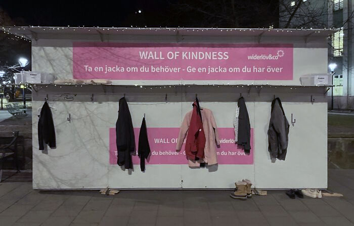 Este es el “muro de la bondad” de Estocolmo, Suecia. Allí es donde la gente puede dejar ropa, y agarrarla si la necesita, durante los meses de invierno