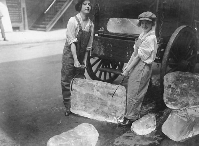 Mujeres repartiendo hielo, 1918