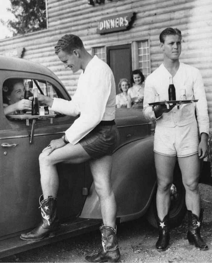 En los años 40, hombres vestidos con pantalones cortos y botas de vaquero servían a las mujeres en un autoservicio de Dallas, Texas "Log Lodge Tavern"