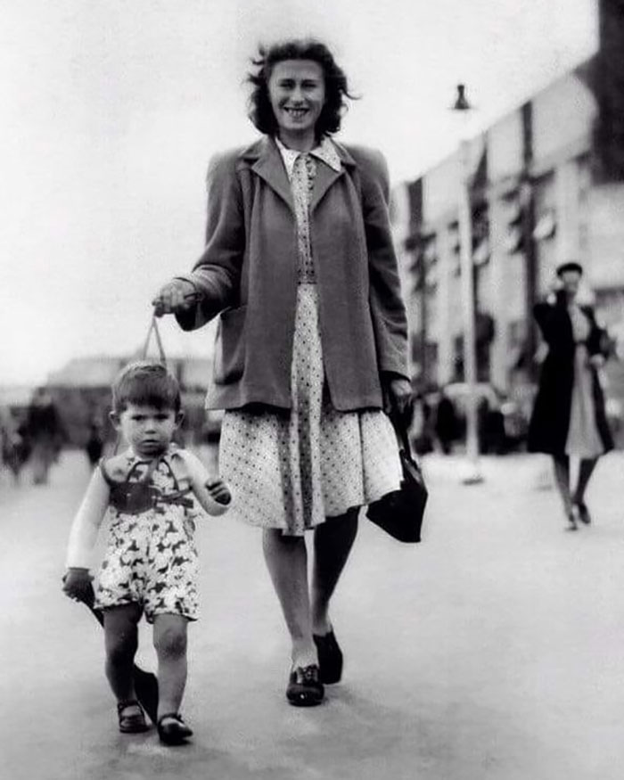 Keith Richards ( Rolling Stones ) With His Mum Doris In 1945