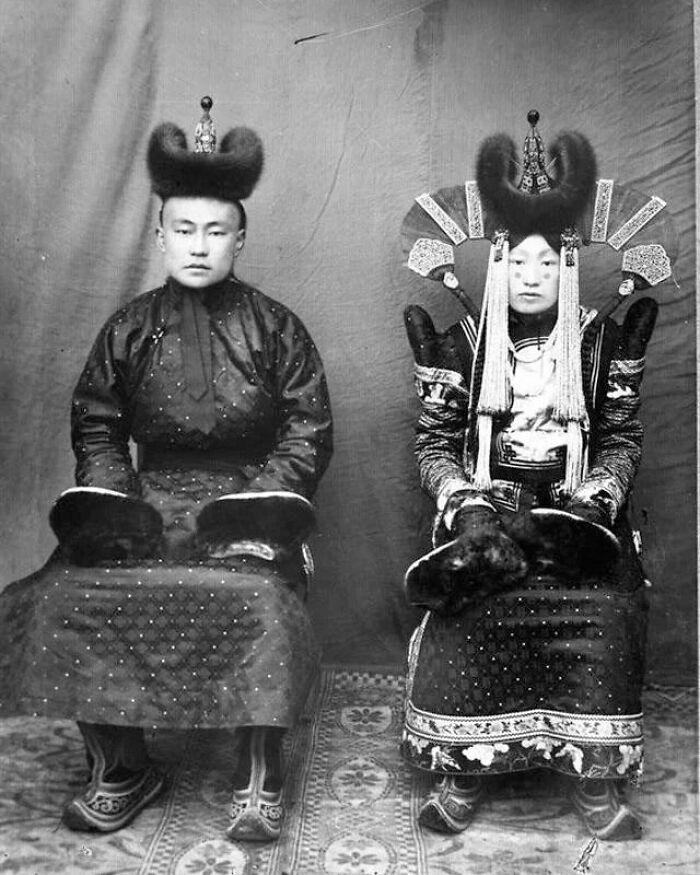 Retrato de boda de una pareja de mongoles Khalkha casados, años 20