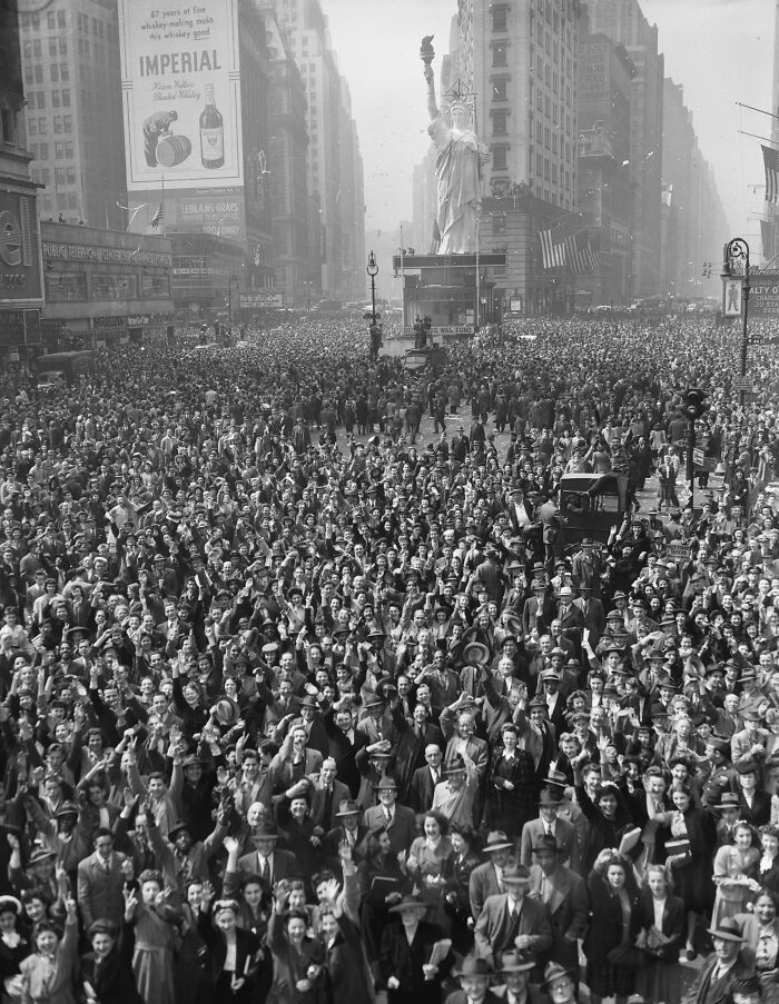 La gente en Times Square, Nueva York, celebra la rendición de Alemania, 7 de mayo de 1945
