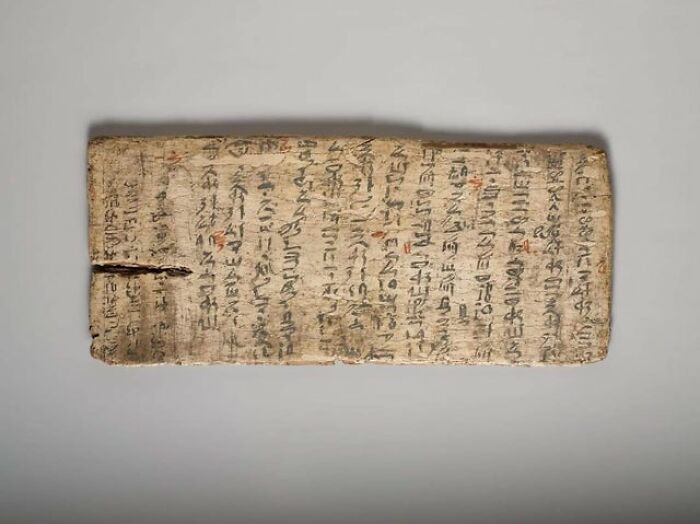 Tabla de escritura de 4000 años de antigüedad de un estudiante egipcio con las correcciones ortográficas del profesor en rojo