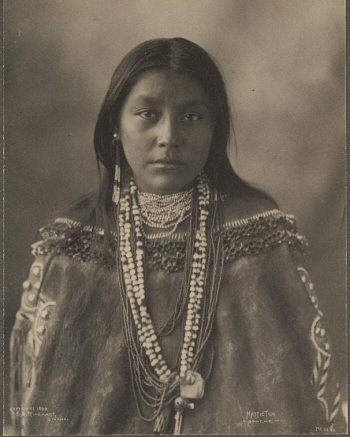 Hattie Tom, una joven apache chiricahua, 1899