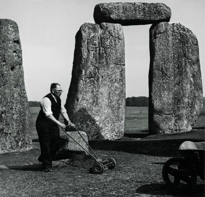 El jardinero de Stonehenge cortando el césped, C. 1955