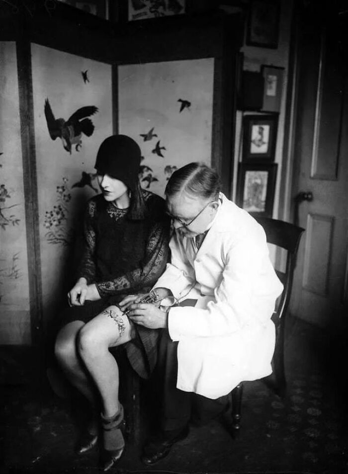 Flapper Getting A Tattoo On Her Thigh In The 1920s