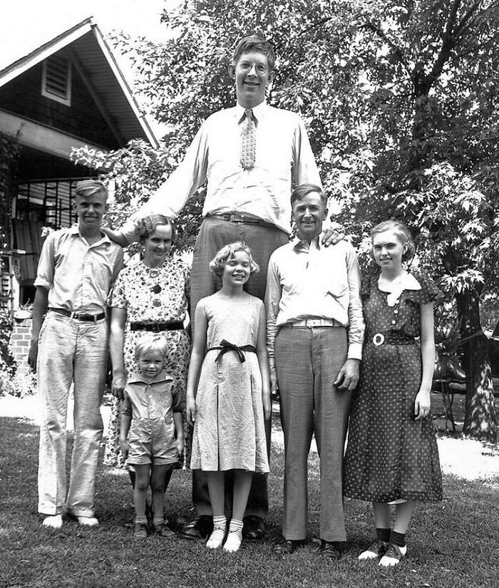 Robert Wadlow, Tallest Human In Recorded History, With His Parents And Siblings, 1935