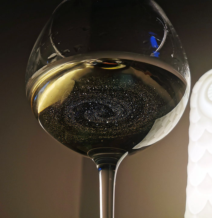 Encontré polvo en mi copa de vino cuando la puse al lado de mi lámpara. Parece una galaxia