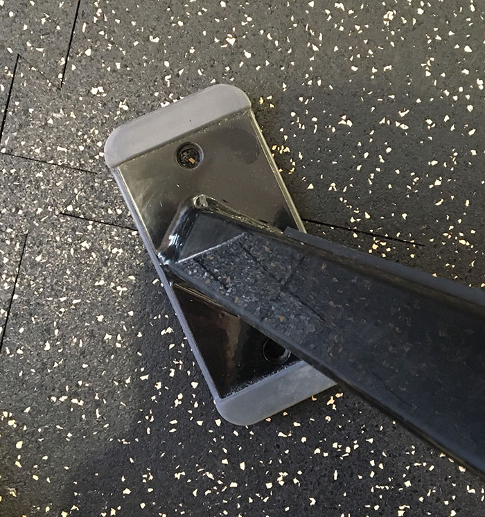 Las patas de este banco de mi gimnasio se parecen mucho a un iPhone empalado