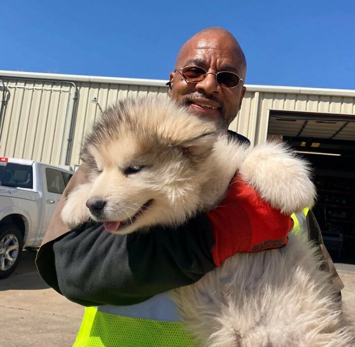 Mi conductor de UPS Gerold con nuestro cachorro Kona en Oklahoma