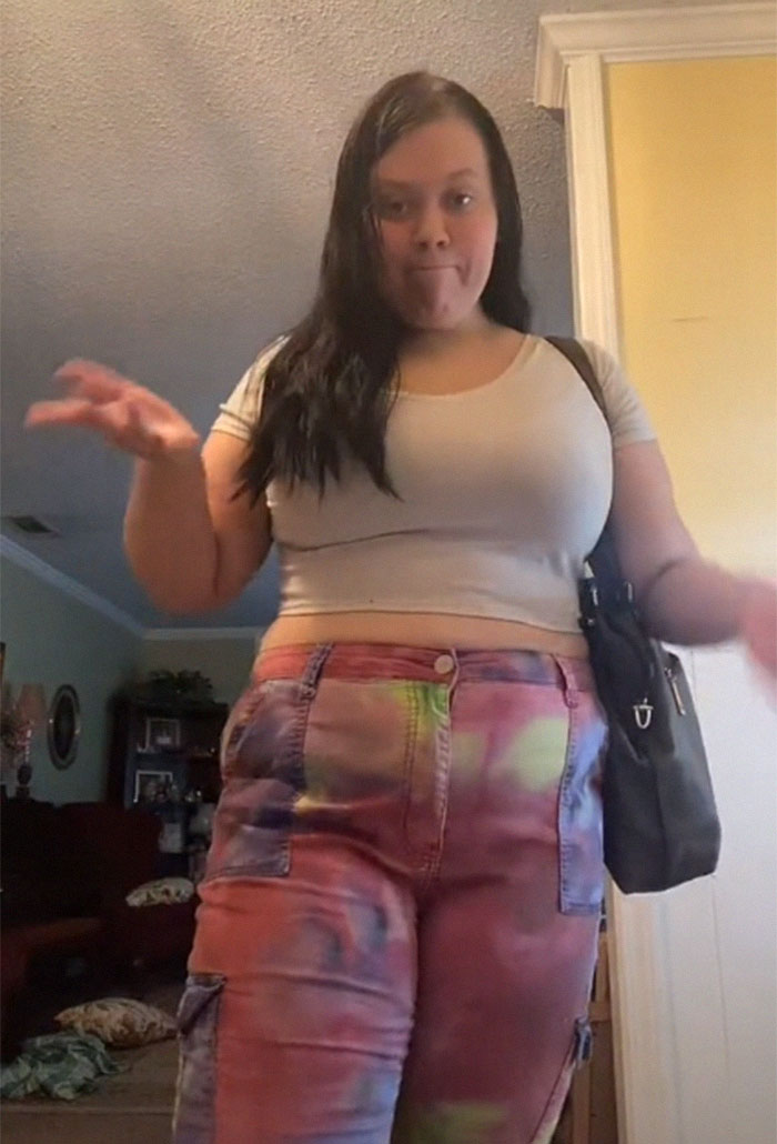 Plus-Size Woman Quits Job After Being Told To 'Cover Her Stomach' Despite All Of Her Petite Coworkers Wearing Similar Clothes